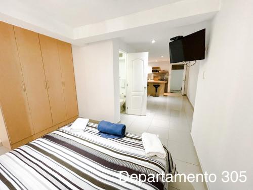 Ένα ή περισσότερα κρεβάτια σε δωμάτιο στο Departamento Monterrico
