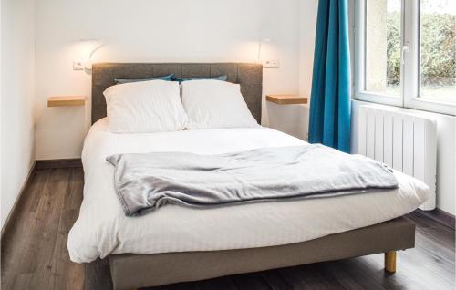 sypialnia z łóżkiem z białą pościelą i oknem w obiekcie Cozy Home In La Chapelle-sur-loire With Wifi w mieście La Chapelle-sur-Loire