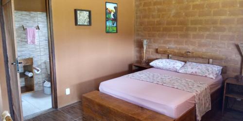 Tempat tidur dalam kamar di Chalés Portal Verde - Seja bem vindo