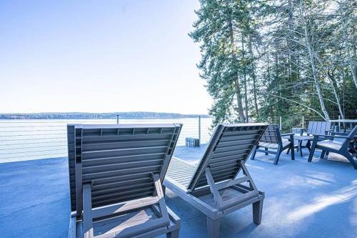 a row of lawn chairs sitting on a deck at Oceanfront Retreat, Mount Rainier, King bed, Games in Longbranch