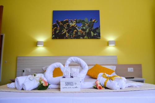 - un lit avec 2 cygnes et des serviettes dans l'établissement Le Twins -Bed and Breakfast, à Tropea