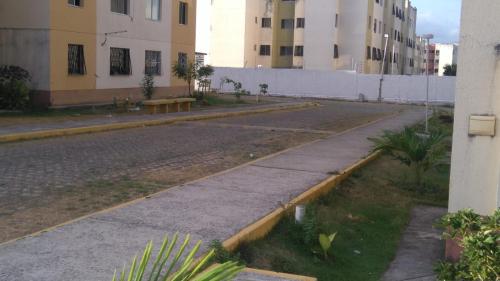 an empty street with a bench on the side of the road at Apartamento Caucaia-CE, próximo á praia de Cumbuco in Fortaleza