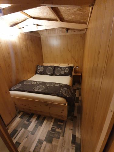 Cabaña pequeña con cama en habitación en Little house, en Vacarisses