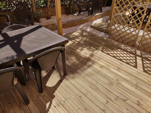 A restaurant or other place to eat at APPARTAMENTO CORALLO with PRIVATE GARDEN