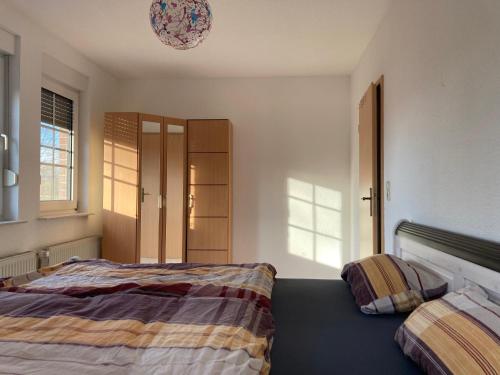 ein Schlafzimmer mit einem Bett und einem Kronleuchter in der Unterkunft Familienfreundliche Unterkunft direkt am Nationalpark unteres Odertal in Criewen