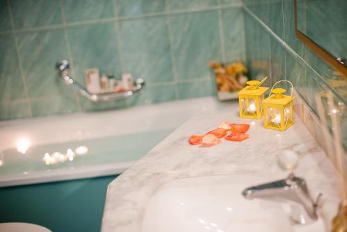 a bathroom with a sink and a bath tub at Hotel Marina in Viverone