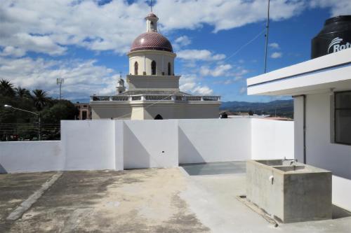 un edificio blanco con una cúpula encima en TEYFA Hospedaje - Departamento, en Atuntaqui