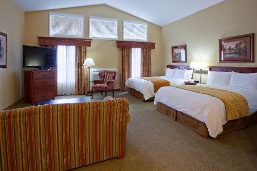 En eller flere senger på et rom på GrandStay Residential Suites Hotel Faribault