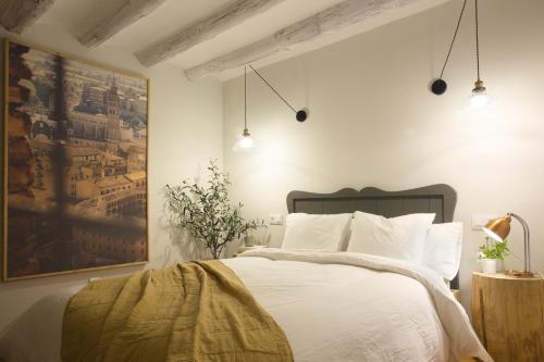 - une chambre avec un lit et une peinture murale dans l'établissement Apartamento Tarazona Centro, à Tarazona de Aragón