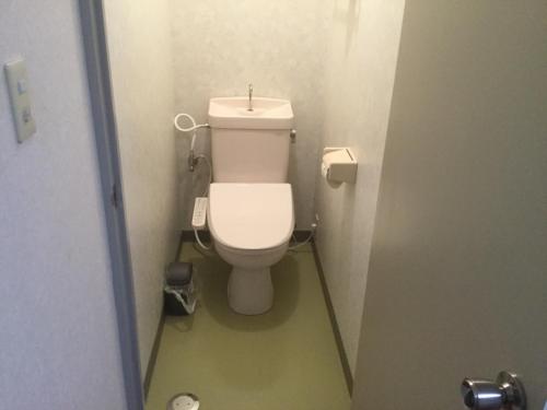 - une salle de bains avec des toilettes blanches dans une cabine dans l'établissement Homestay Dream - Vacation STAY 2388, à Minami Uonuma