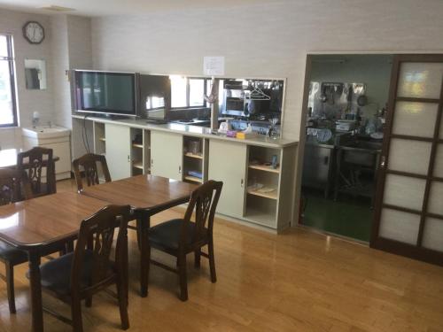 uma sala de jantar com uma mesa e uma cozinha em Homestay Dream - Vacation STAY 2388 em Minami Uonuma