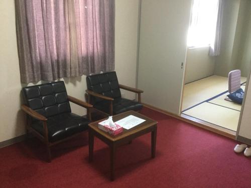 Habitación con 2 sillas, mesa y espejo. en Homestay Dream - Vacation STAY 2666, en Minami Uonuma
