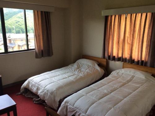 1 dormitorio con 2 camas en una habitación con ventana en Homestay Dream - Vacation STAY 3910 en Minami Uonuma