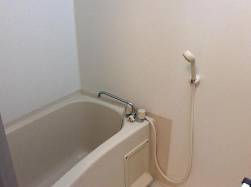 La salle de bains est pourvue d'une baignoire et de toilettes. dans l'établissement Homestay Dream - Vacation STAY 3910, à Minami Uonuma