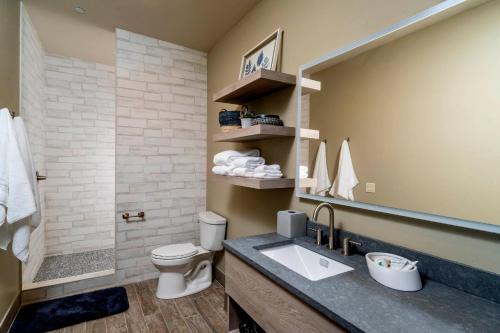 Koupelna v ubytování Ski Inn Taphouse Hotel