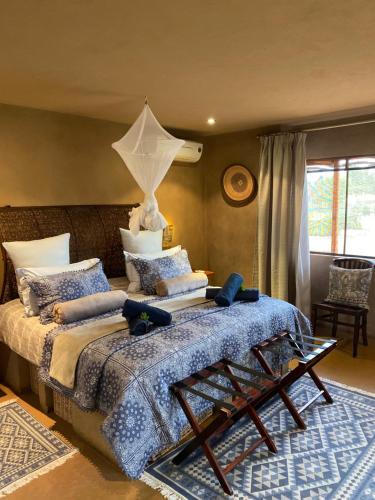 - une chambre avec un grand lit et un plafond blanc dans l'établissement Luna rossa 19 Zebula golf course and spa resort, à Mabula