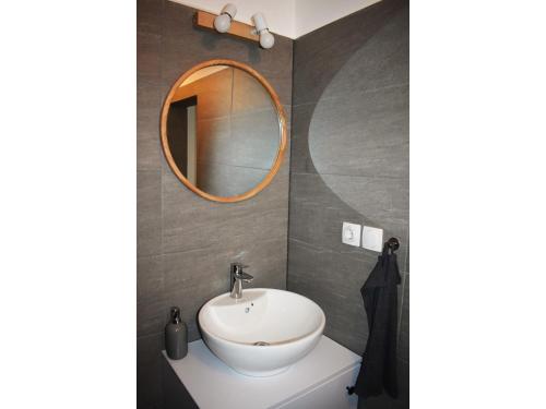 bagno con lavandino e specchio di Lovely downtown home in Budapest a Budapest