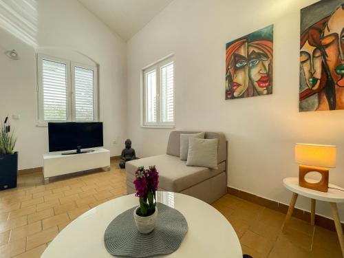 salon z kanapą i telewizorem w obiekcie Spacious Apartment Amaros w Korčuli