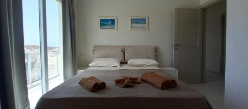 A bed or beds in a room at KatlantiK Beach House Deluxe