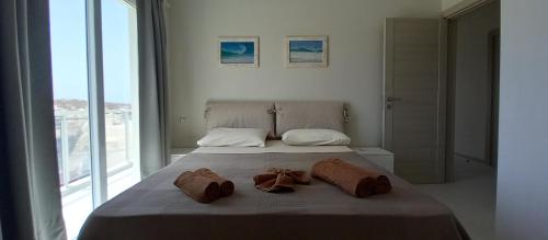 ein Schlafzimmer mit einem Bett mit zwei Handtüchern darauf in der Unterkunft KatlantiK Beach House Deluxe in Sal Rei