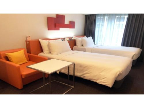 A bed or beds in a room at Citadines Shinjuku - Vacation STAY 25448v