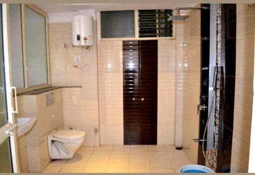 a small bathroom with a toilet and a shower at Hotel Rock View in Pachmarhī