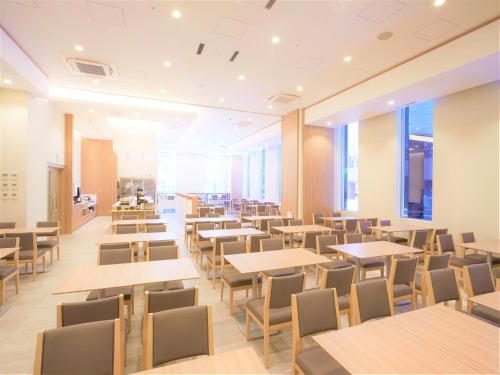 um restaurante vazio com mesas e cadeiras em Tmark City Hotel Tokyo Omori - Vacation STAY 26381v em Tóquio