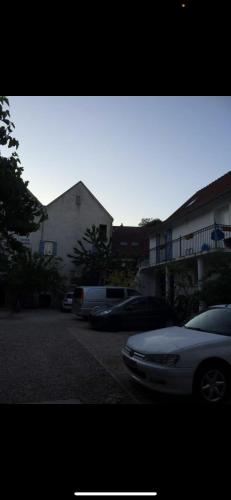 un groupe de voitures garées sur un parking dans l'établissement Appartement dans uns corps de ferme, à Follainville-Dennemont