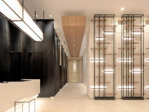 东京Tmark City Hotel Tokyo Omori - Vacation STAY 26377v的墙上灯的走廊