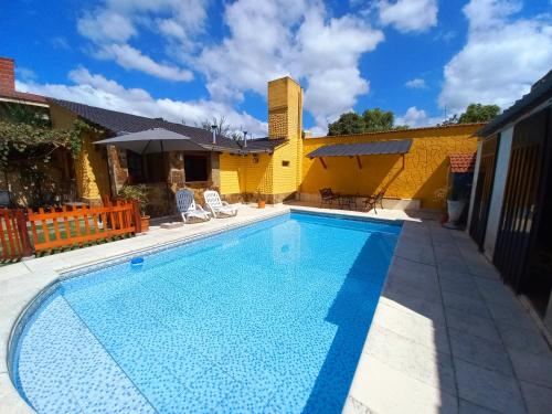 ein Pool vor einem Haus in der Unterkunft La Fondita in San Salvador de Jujuy