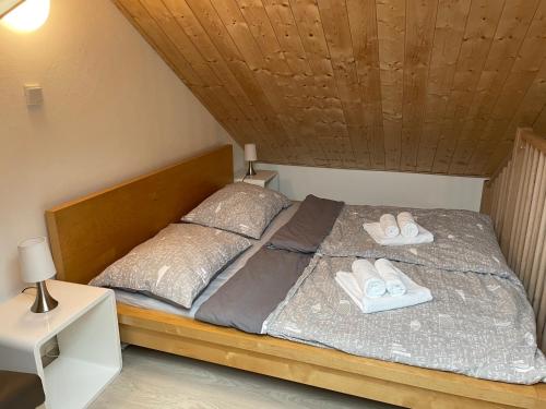 Chalet Falkenstein في Steyrling: غرفة نوم عليها سرير وفوط