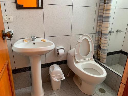 bagno con servizi igienici e lavandino di Alojamiento en Mancora - Alipio House a Máncora