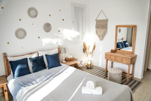 una camera con un grande letto e uno specchio di Blue Nest at Mandria Gardens a Mandria