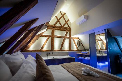 Ένα ή περισσότερα κρεβάτια σε δωμάτιο στο SERENITY Colmar - Gîtes de Prestige 4 et 5 étoiles - 2, 4 et 6 personnes- Centre Historique