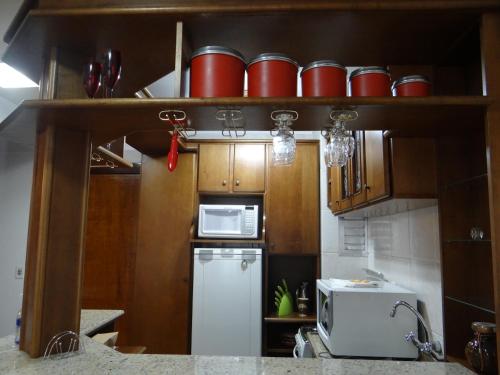 cocina con refrigerador blanca y microondas en San Pietro, en Gramado