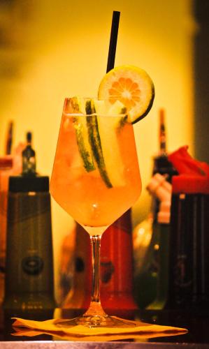a drink with a lemon slice in a glass at Bed and breakfast Coppadicuocobb in Mattinata