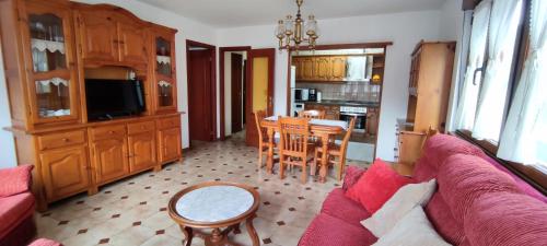 sala de estar con sofá y comedor en La Herrén ,Apartamento en Panes- Entre Mar y Montaña, en Panes