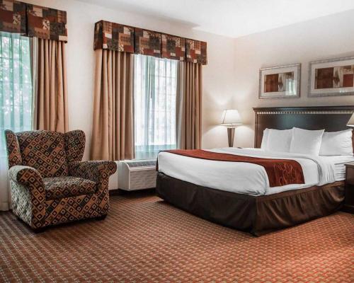 Ένα ή περισσότερα κρεβάτια σε δωμάτιο στο Tapa Hotel, Inn & Suites
