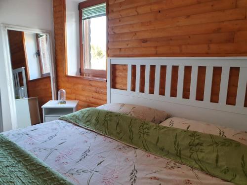 Кровать или кровати в номере Forest house Masha