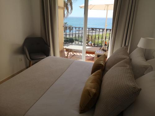 1 dormitorio con cama y vistas al océano en VISTAS AL MAR, MARINA DEL MAR, en Mijas Costa