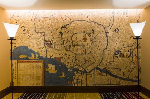 a wall mural in a room with two lamps at Hotel Ryumeikan Ochanomizu Honten in Tokyo