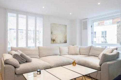 a white living room with a white couch at Shoreditch - Immaculate 2 Bedrooms Flat for 6 in London