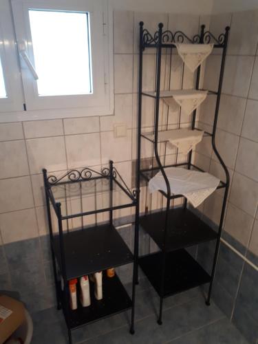 czarna półka w łazience w obiekcie Valtsiora guesthouse w mieście Pigádia