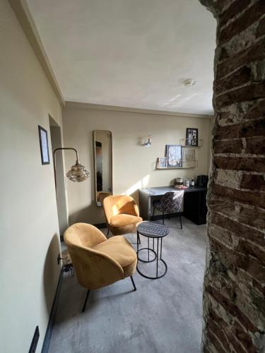 a living room with two chairs and a table at Hotel Oostereiland in Hoorn