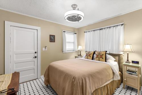 1 dormitorio con cama y ventana en Charming 1923 Cottage at Erehwon Retreat, en Tampa