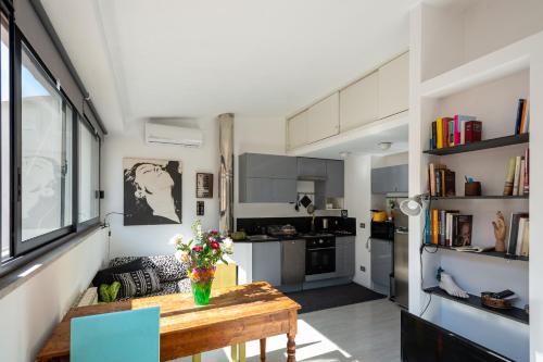 Banchi Nove, penthouse full of light and silence