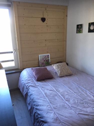 une chambre avec un grand lit dans une pièce dans l'établissement Montagne, Nature et Rando, à Les Prés