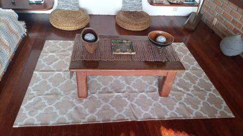 a living room with a coffee table and a rug at Casa Vista al Mar in Morro de São Paulo