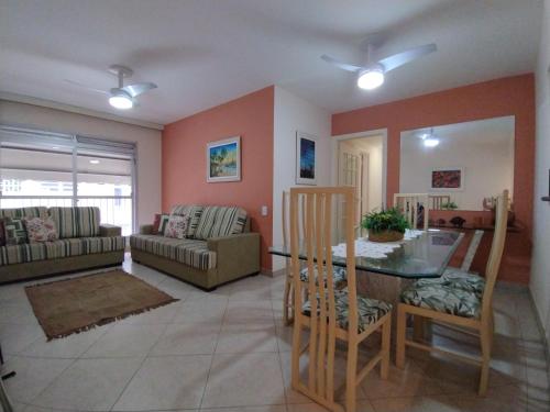 sala de estar con mesa y sofá en Apartamento amplo próximo a praia - Faça tudo a pé, en Guarujá