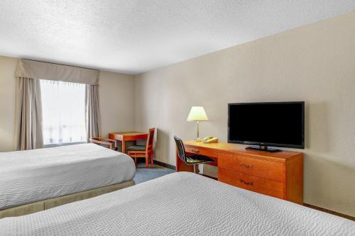 Una televisión o centro de entretenimiento en Days Inn by Wyndham Red Deer